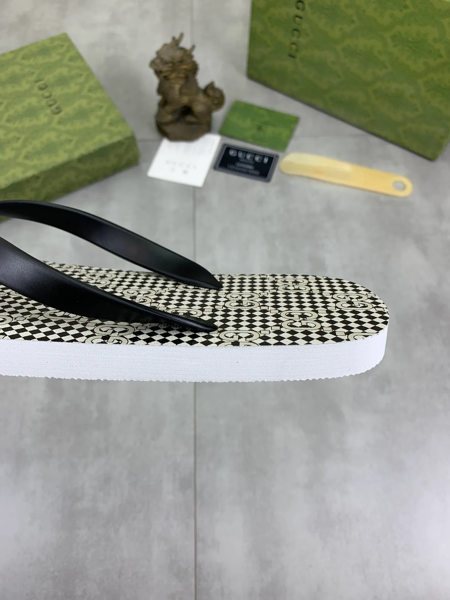 Men's men's shoes 💰P220💰【New style】🆘【GUCCI】Official website's popular Gucci adult couple 🧑‍🤝‍🧑 style, children's flip-flops are on sale at the counter simultaneously! Original fabric imported from Italy. Original bottom provided by the original factory. Size: Adult 36-45. Children’s size: 30-37. Multiple colors available.